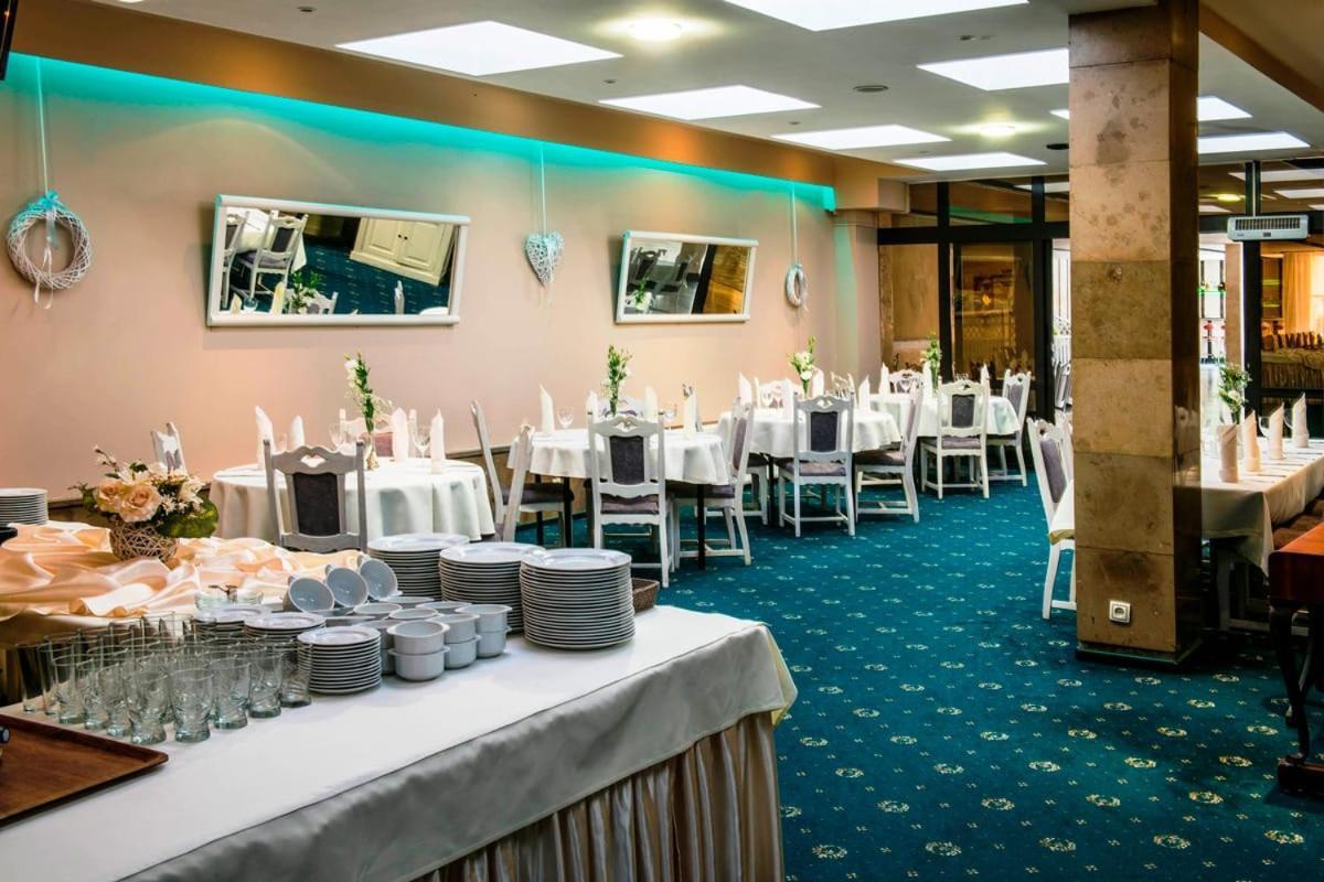 阿克德米亚酒店 Ostrowiec Świętokrzyski 外观 照片